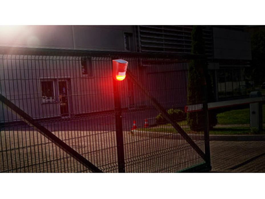 Солнечный сигнальный фонарь с датчиком движения человека для охраны фермы