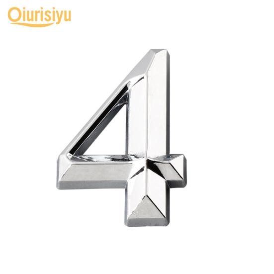 Позолоченная табличка на двери дома, цифра номера адреса