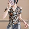 Летняя мода Сексуальная футболка с леопардовым принтом с открытыми плечами Одежда Шикарные топы с горячими бриллиантами Сексуальная женская блузка с V-образным вырезом и короткими рукавами