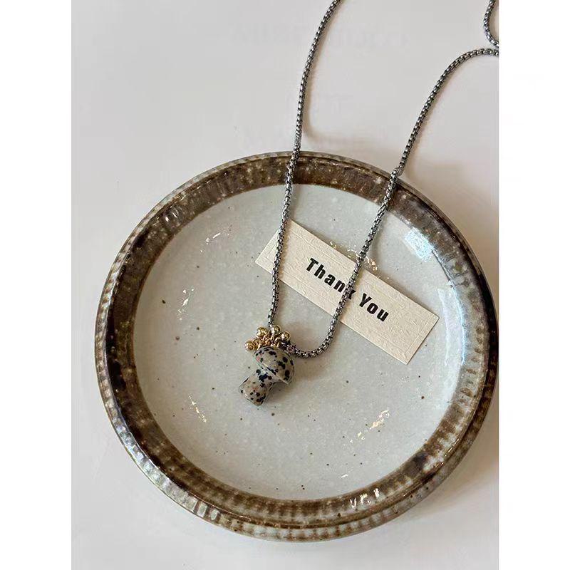 Ожерелье с подвеской в виде гриба из камня тигровый глаз: Изысканная, универсальная длинная цепочка для женских свитеров.