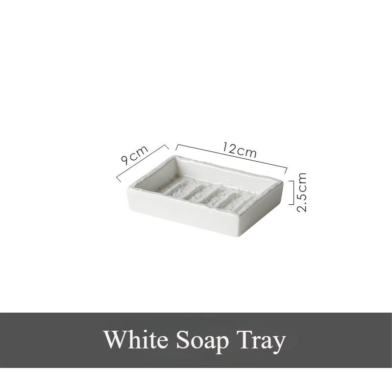 Набор необходимых принадлежностей для ванной комнаты, флаконы для шампуня, стакан для ополаскивателя для полости рта, столешница для ванной комнаты, уборка дома и квартиры