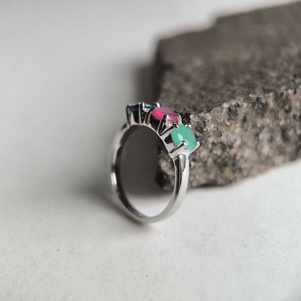 Серебряное кольцо с натуральным сапфиром 1.917ct, изумрудом, рубином, вес изделия 3,2 гр (2182351)