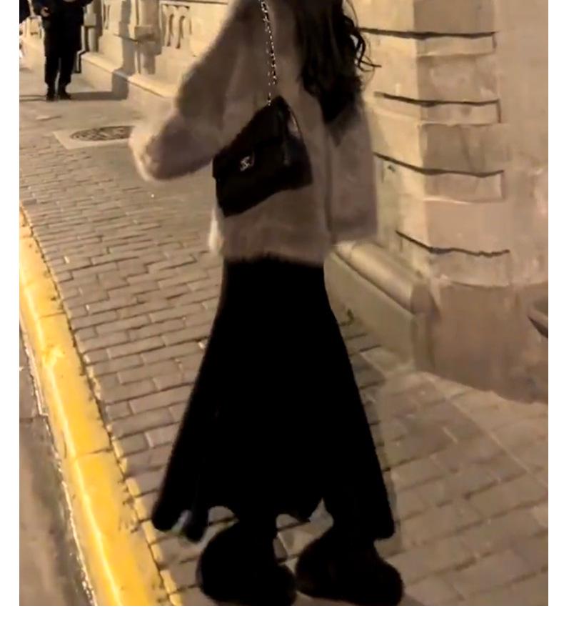 Black High-Waisted Knit A-Line Fishtail Skirt, Hip-Hugging Mid-Length Design for Spring 2025 and Autumn/Winter Women's Fashion.
