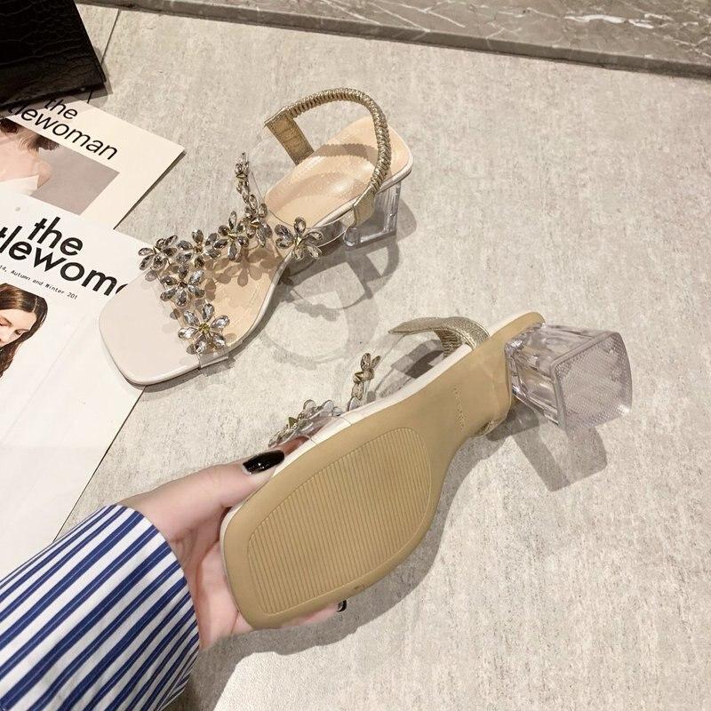 Сандалии на высоком каблуке на блочном каблуке. Женский костюм. Женские прозрачные туфли. Универсальные черные удобные однотонные сандалии на массивном высоком каблуке.