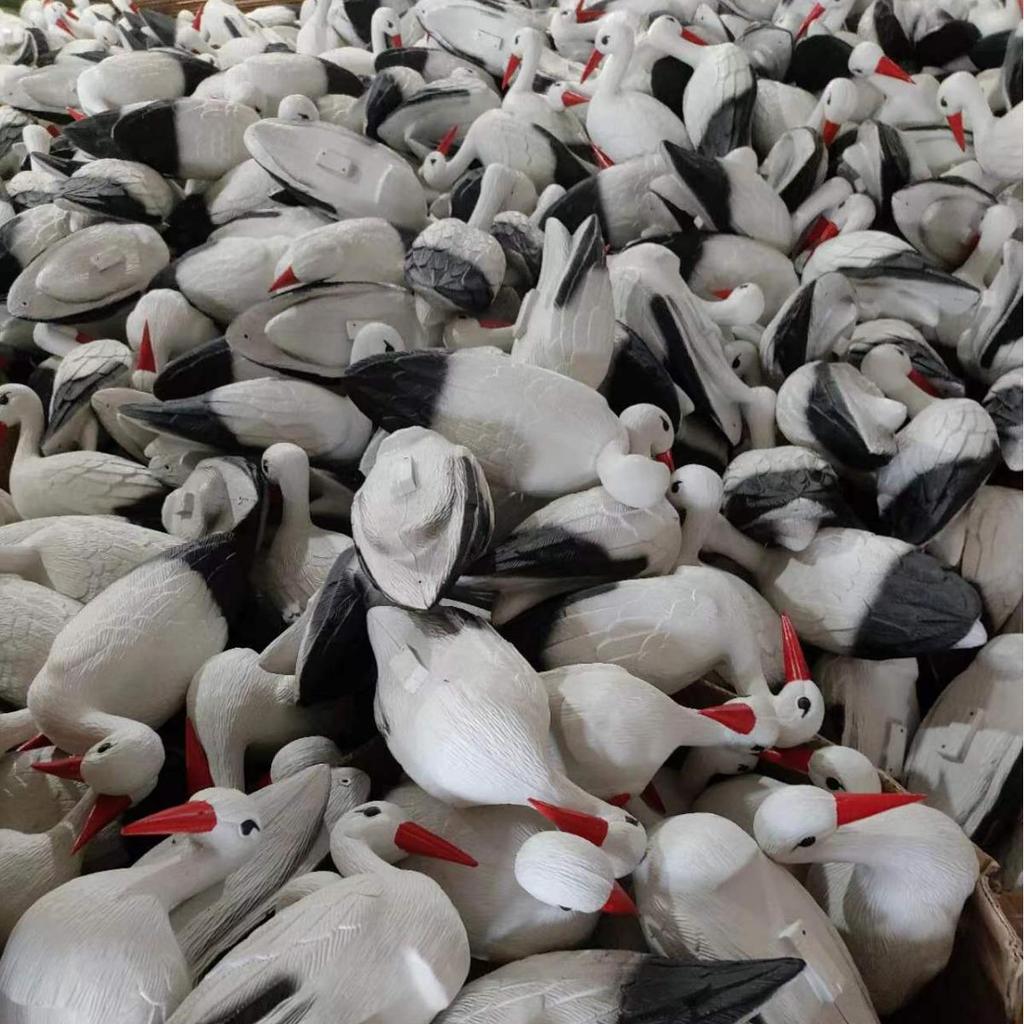 Съемная модель маленького белого журавля с ножками из железной проволоки для украшения двора