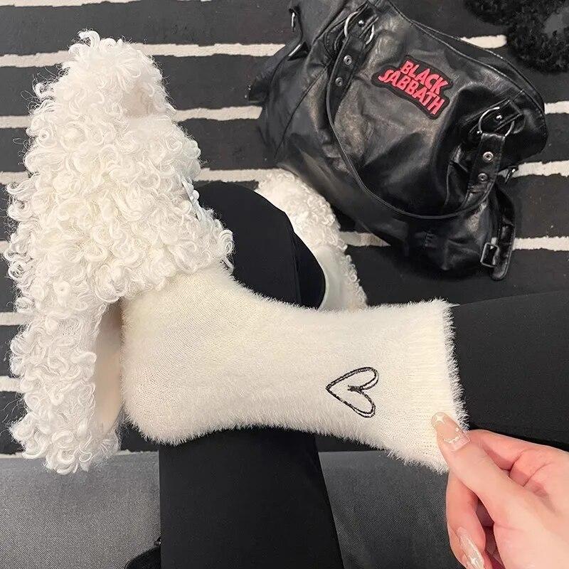 1 пара милых уютных бархатных носков из норки, осенне-зимние чулочно-носочные изделия, утолщенные плюшевые теплые домашние пушистые носки для сна в форме сердца