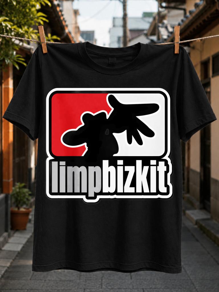 Надпись Limp Bizkit с жирным красным контуром-наклейкой, рука в виде стикера и глянцевый монохромный уличный стиль Унисекс Вся футболка