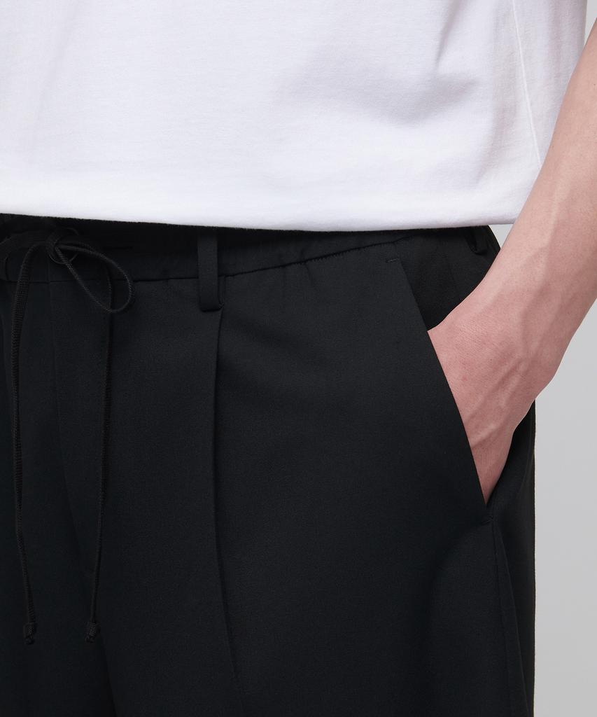 MUSINSA STANDARD Lightweight Wide Drawstring Banded Half Slacks [Black]