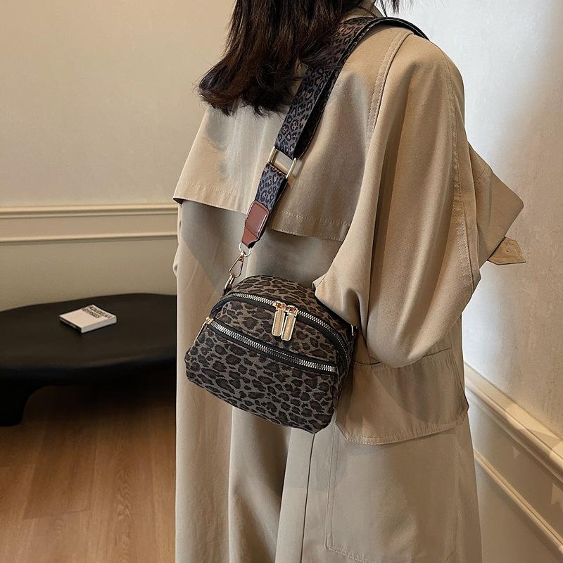 New Classic Fashion Women's Bag Leopard Print Versatile Messenger Bag Commuter Women's Bag Shoulder Bag Diagonal Span Bag Tide