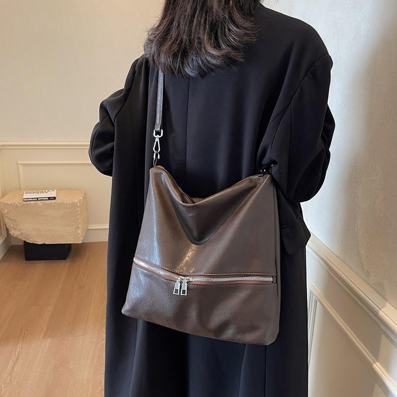 2025 Autumn and Winter New Niche Design Shoulder Messenger Bag Retro High-end Soft Leather Versatile Bucket Bag Tote Bag