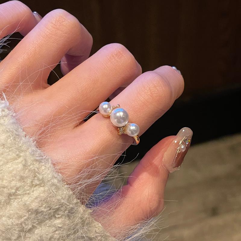 В Средние века были капли рыбы, жемчуг, полые цветы, открытые кольца, изысканные кольца высокого класса, простой темперамент и полные бриллиантов