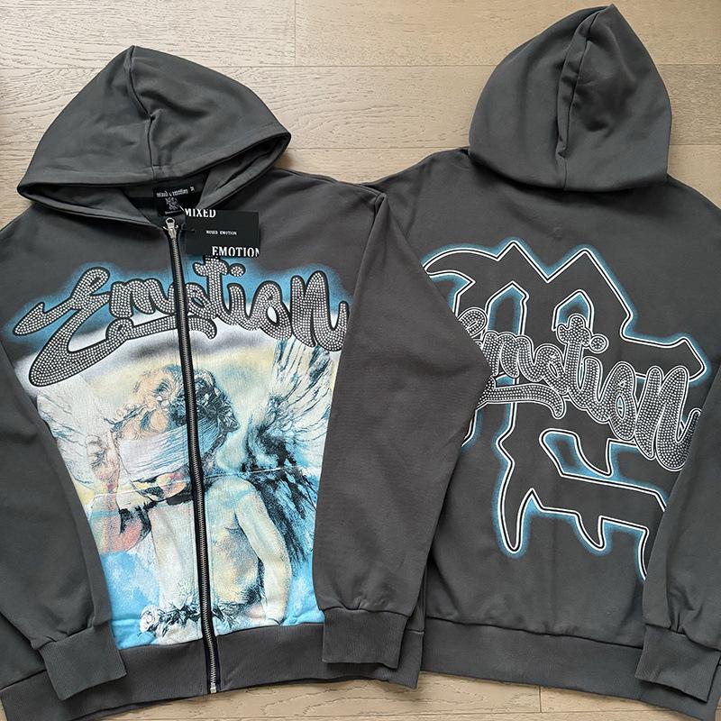 Унисекс комплект: кардиган с капюшоном на молнии со стразами и брюки с принтом из букв.
