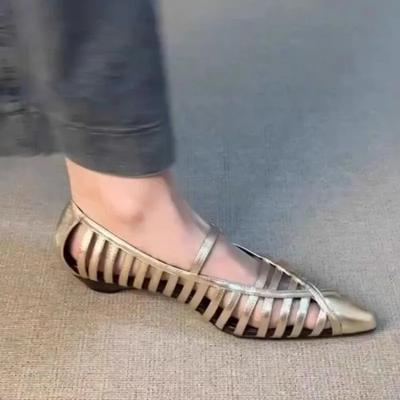 Модная французская обувь на низком каблуке с острым носком Женская 2025 Новые дышащие сандалии