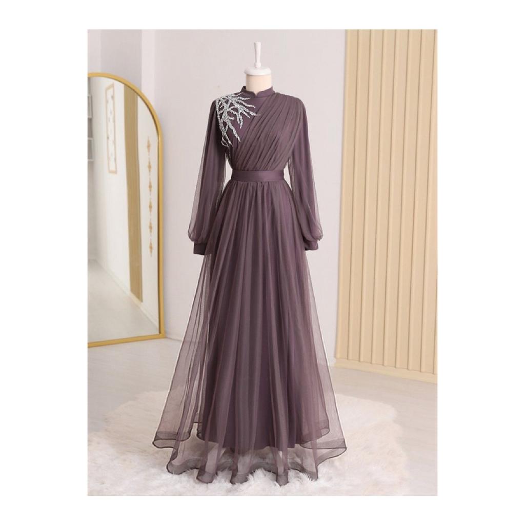 Вечернее платье из тюля с драпировкой и поясом, с каменной отделкой спереди