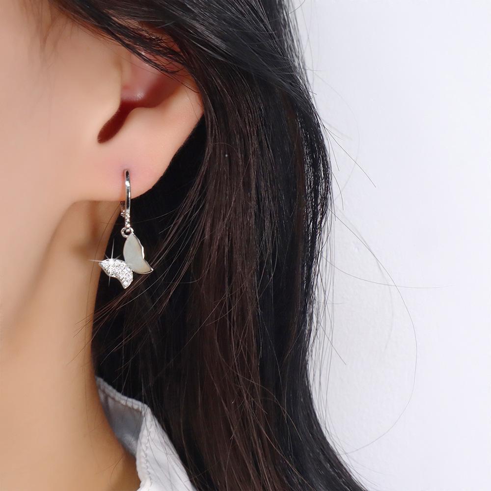 Элегантные клипсы-серьги с цирконом в виде бабочки: Блестящий, Модный, Универсальный дизайн для стильных женщин и студенток