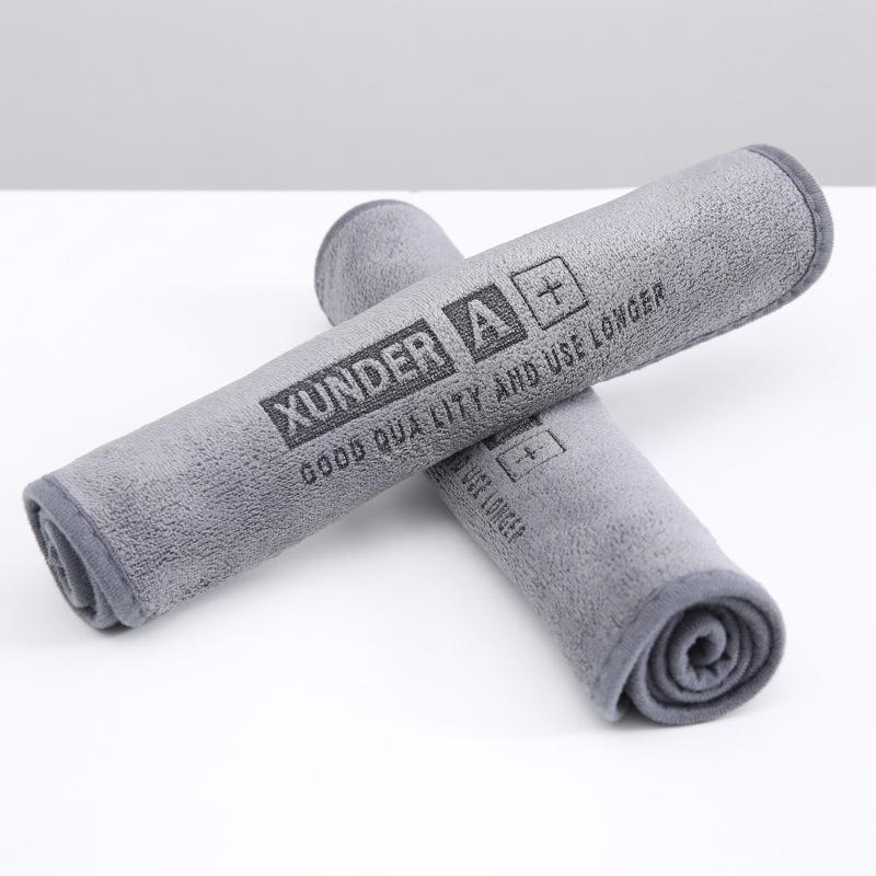 Впитывающее воду безворсовое полотенце из микрофибры для чистки автомобиля