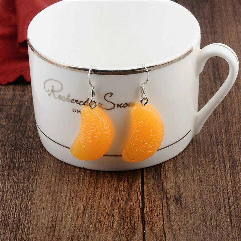 Серьги с фруктами. Простые уникальные серьги. Маленькие свежие модные милые забавные серьги с оранжевыми лепестками.