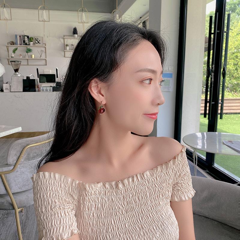 Серьги-гвоздики с бусинами «Сладкая вишня» для женщин, ювелирные изделия, висячие красные листочки для свадебной вечеринки, летнего пляжа, милые милые подарочные аксессуары