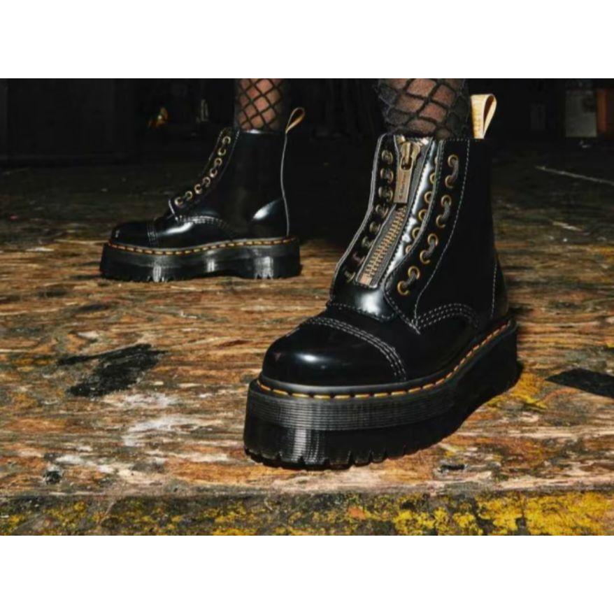 Dr. Martens Женские короткие сапоги Sinclair Series с закругленным носком, толстой подошвой и застежкой-молнией, черные, артикул 26410001.