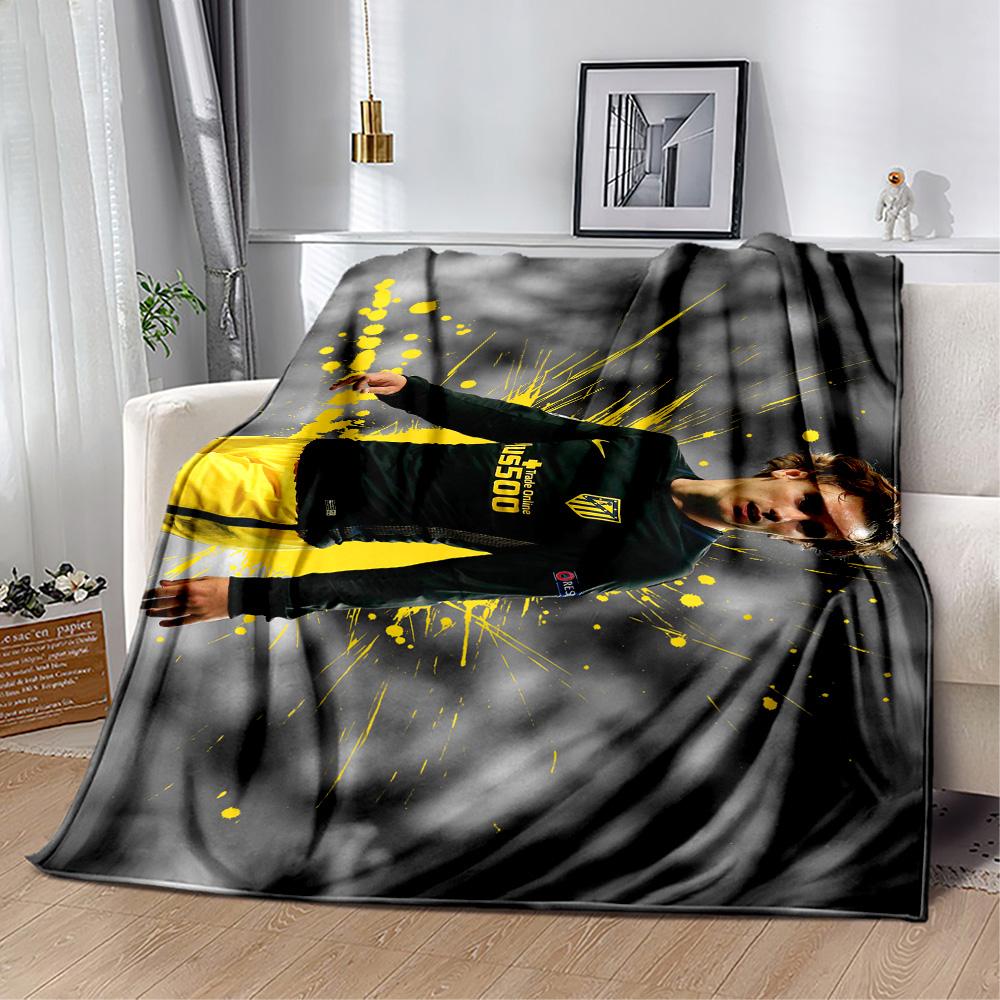 Portrait Mystery Blanket Durable Comfort Perfect for Couch Bed Bedding Four Seasons Universal Modern Gift for Travel Home Birthdays