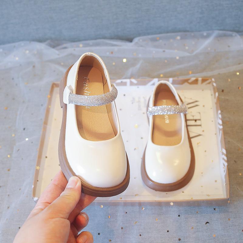 Детские кожаные туфли в корейском стиле 2024 года, весна, новые модные детские туфли с глянцевыми мелкими стразами для девочек, школьные туфли из искусственной кожи
