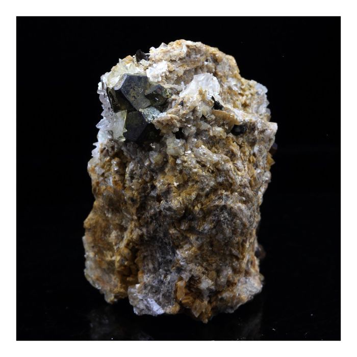 Pierres et Minéraux. Pyrite + Calcite + Dolomite. 73.0 ct. Lamalou-les-Bains, Hérault, France..