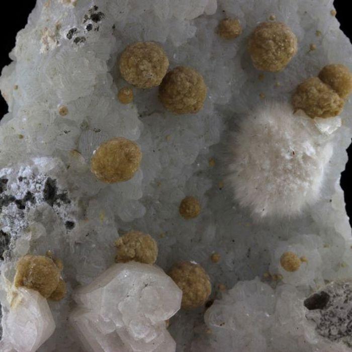 Pierres et Minéraux. Okenite + Gyrolite + Prehnite + Apophyllite. 1480.0 ct. Pune District, Maharashtra, Inde.