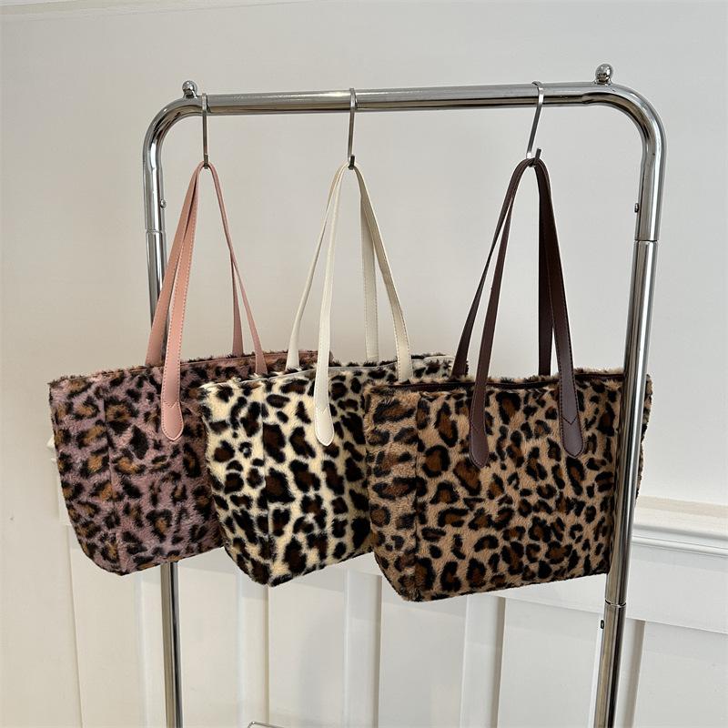 Качественная плюшевая сумка женская с леопардовым принтом большая вместительная сумка-тоут новая легкая корейская версия модная сумка через плечо для поездок на работу