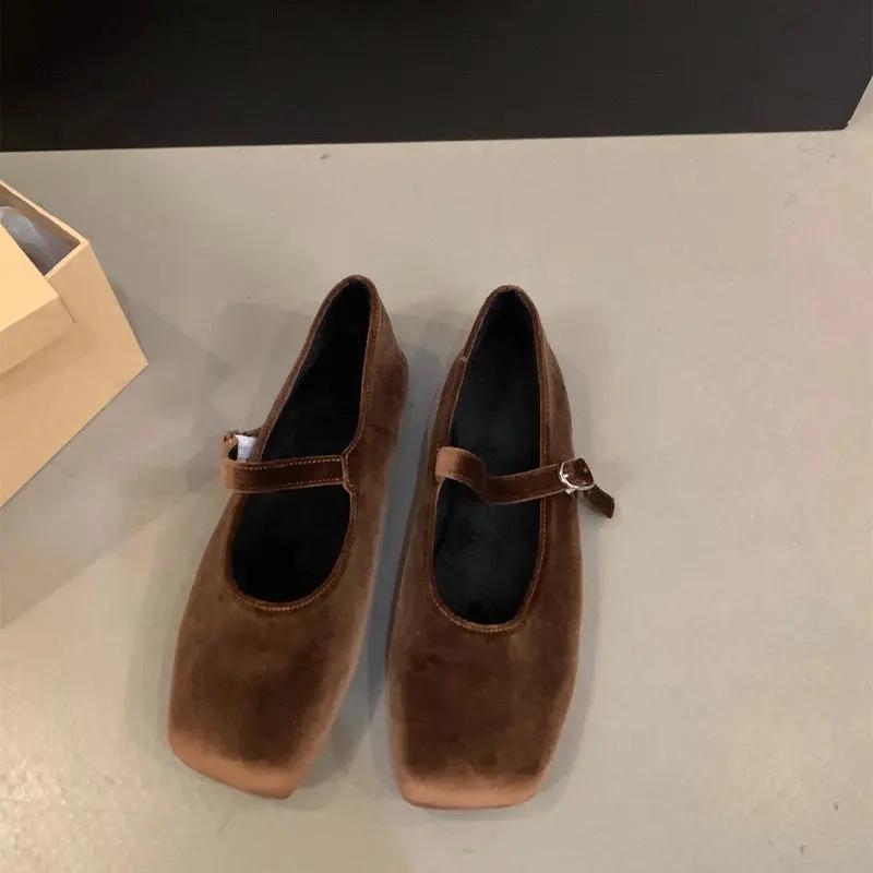 Модная женская обувь на плоской подошве Осень Мэри Джейн Мохнатая одинарная обувь для женщин 2025 Новые ретро замшевые лоферы Женская обувь