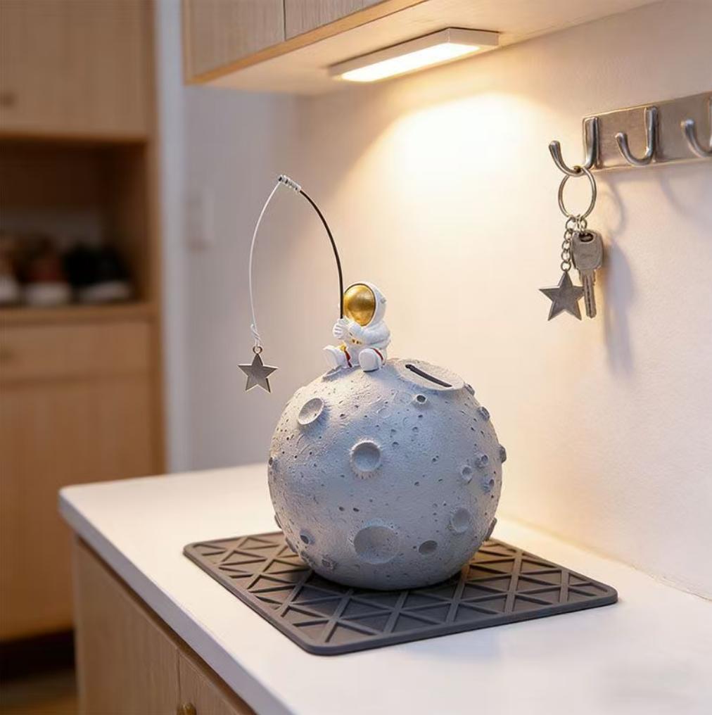 Resin Astronaut Moon Piggy Bank Creative Star Fishing Design Coin Saving Box Home Decor Kids Gift