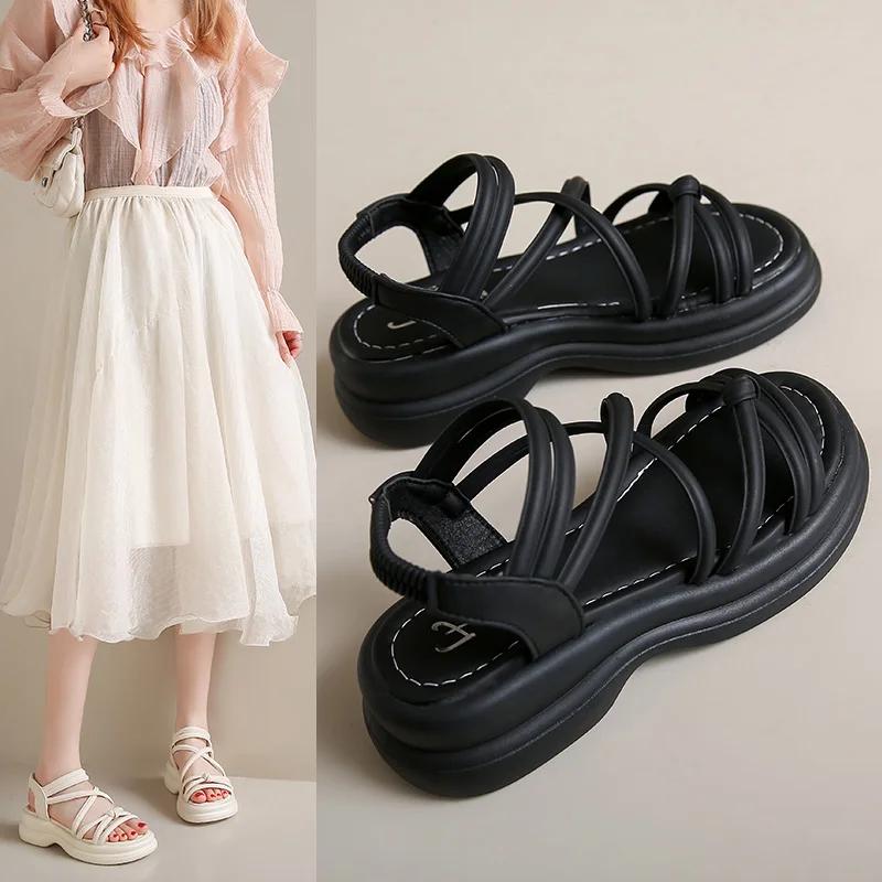 Модные римские сандалии для женщин 2024 года, летняя новая мягкая подошва, верхняя женская обувь на танкетке, модная повседневная дизайнерская обувь для женщин