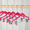 Детские нескользящие флокированные вешалки с металлическими прищепками для выкладки одежды