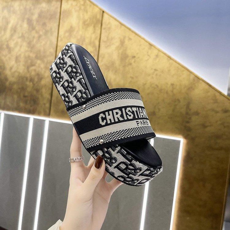 Тапочки с вышивкой из импортных товаров женские 2024 года, новые модные сандалии с толстым дном и одним иероглифом, пляжные сандалии с толстым дном для женщин, лето