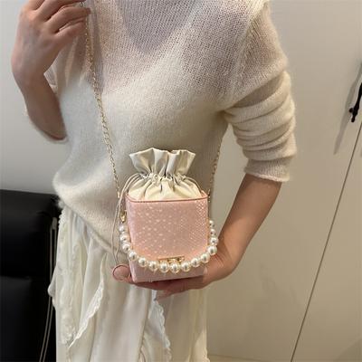 Портативная квадратная сумка с узором из жемчужных камней, новая модель 2025 года, глянцевый ремешок, косметичка, универсальная сумка-ведро на цепочке высокой ценности
