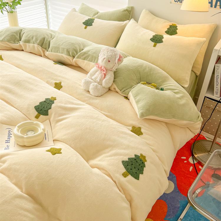 Небольшой свежий зимний утолщенный молочный бархатный комплект из четырех предметов Коралловый бархат с вышивкой, теплый двусторонний бархатный пододеяльник, комплект из трех предметов