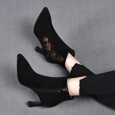 Вышитые короткие сапоги на высоком каблуке для женщин, ботильоны, заостренные вышитые черные матовые модные короткие сапоги для женщин