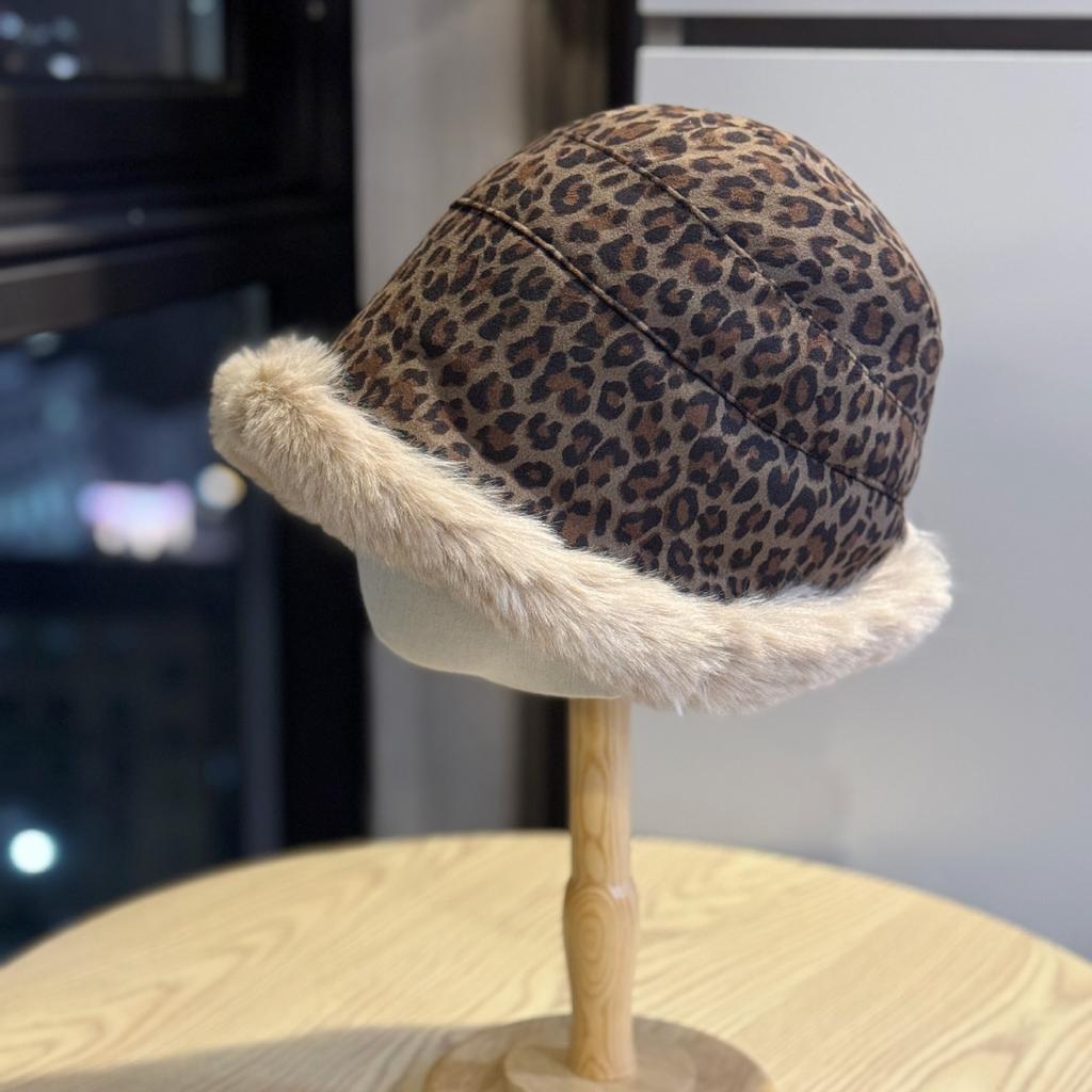 New Korean-style leopard print plush hat for women, winter thickened and fleece-lined, warm and ear-protecting, fashionable and versatile, makes the