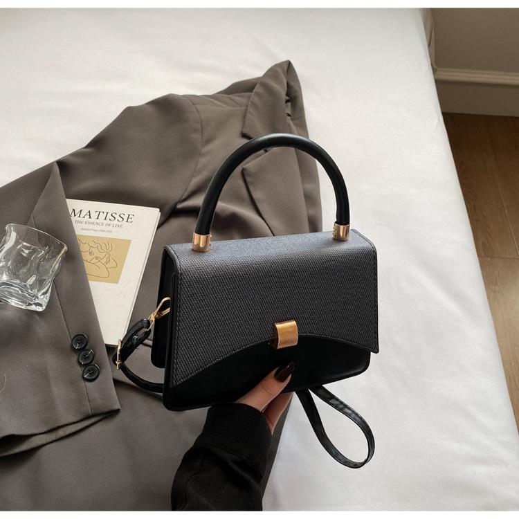 Свежая и простая женская текстура 2025 лето новая повседневная темпераментная вставка на одно плечо через плечо портативная маленькая квадратная сумка бар