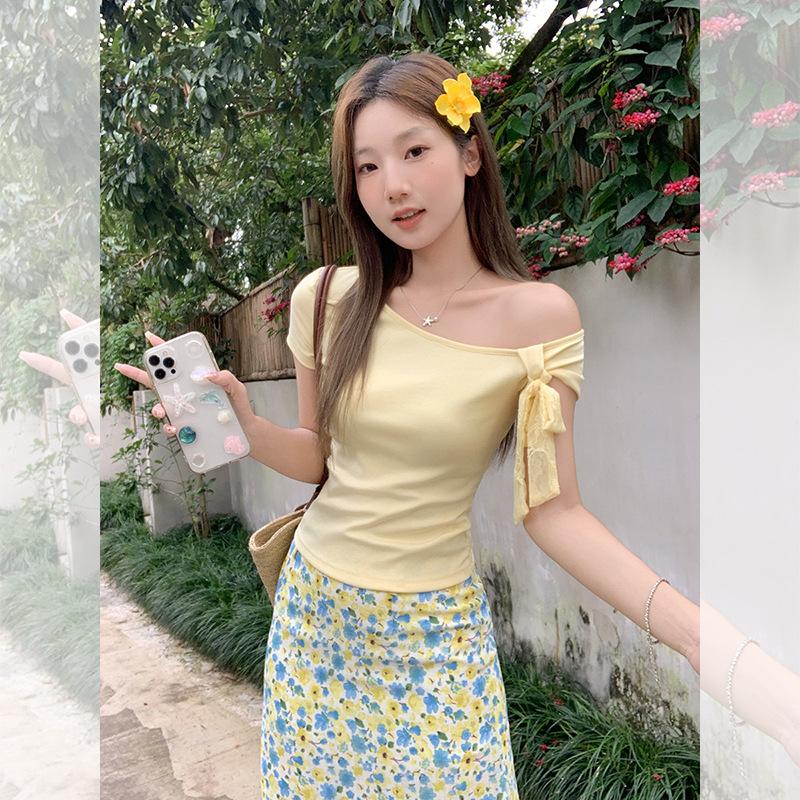Сексуальная чистая жажда Т-shirt с коротким рукавом и косой лямкой-бантом женская летняя новая шикарная облегающая с открытыми плечами нишевая топ