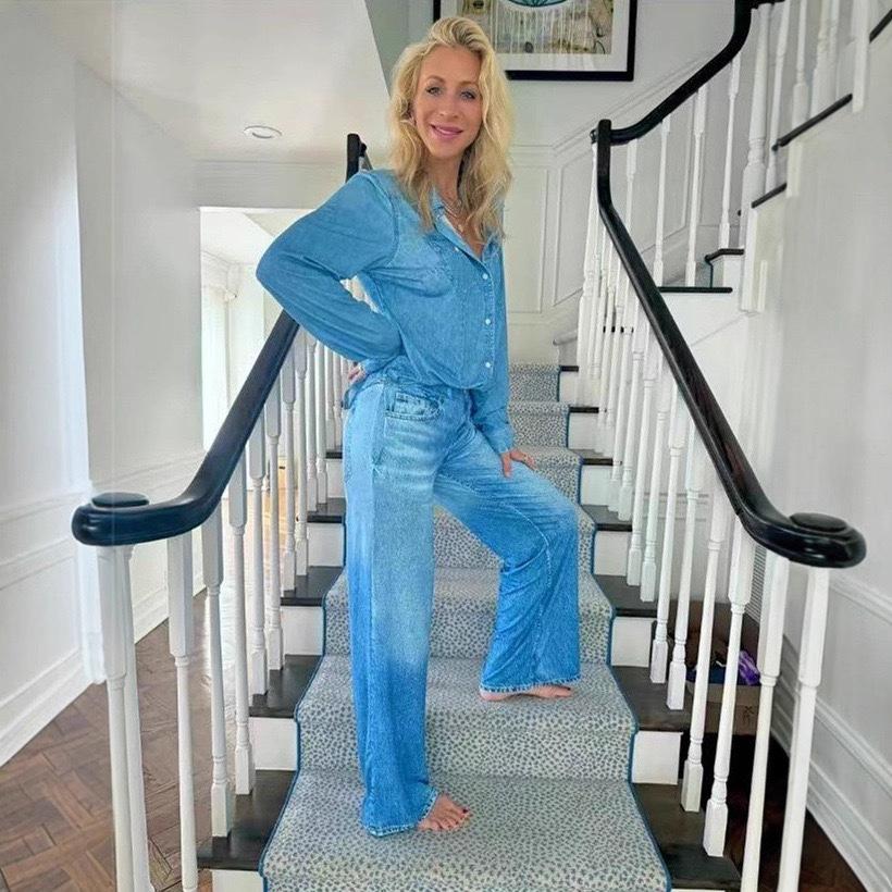 Новый модный и повседневный джинсовый комплект с принтом: рубашка и брюки для ранней весны. Удобный комплект для работы и повседневной носки.