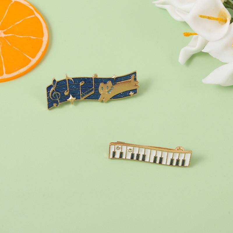 Очаровательная металлическая брошь в виде кошки и ноты. Уникальный модный подарок для любителей музыки.