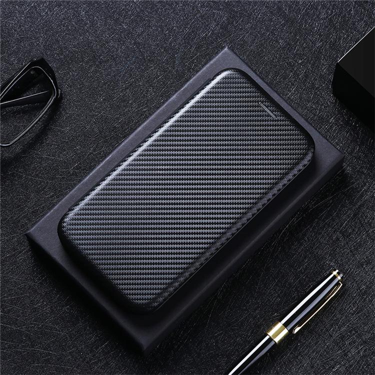 Чехол-книжка из кожи с карбоновыми элементами для Samsung S24 Ultra.