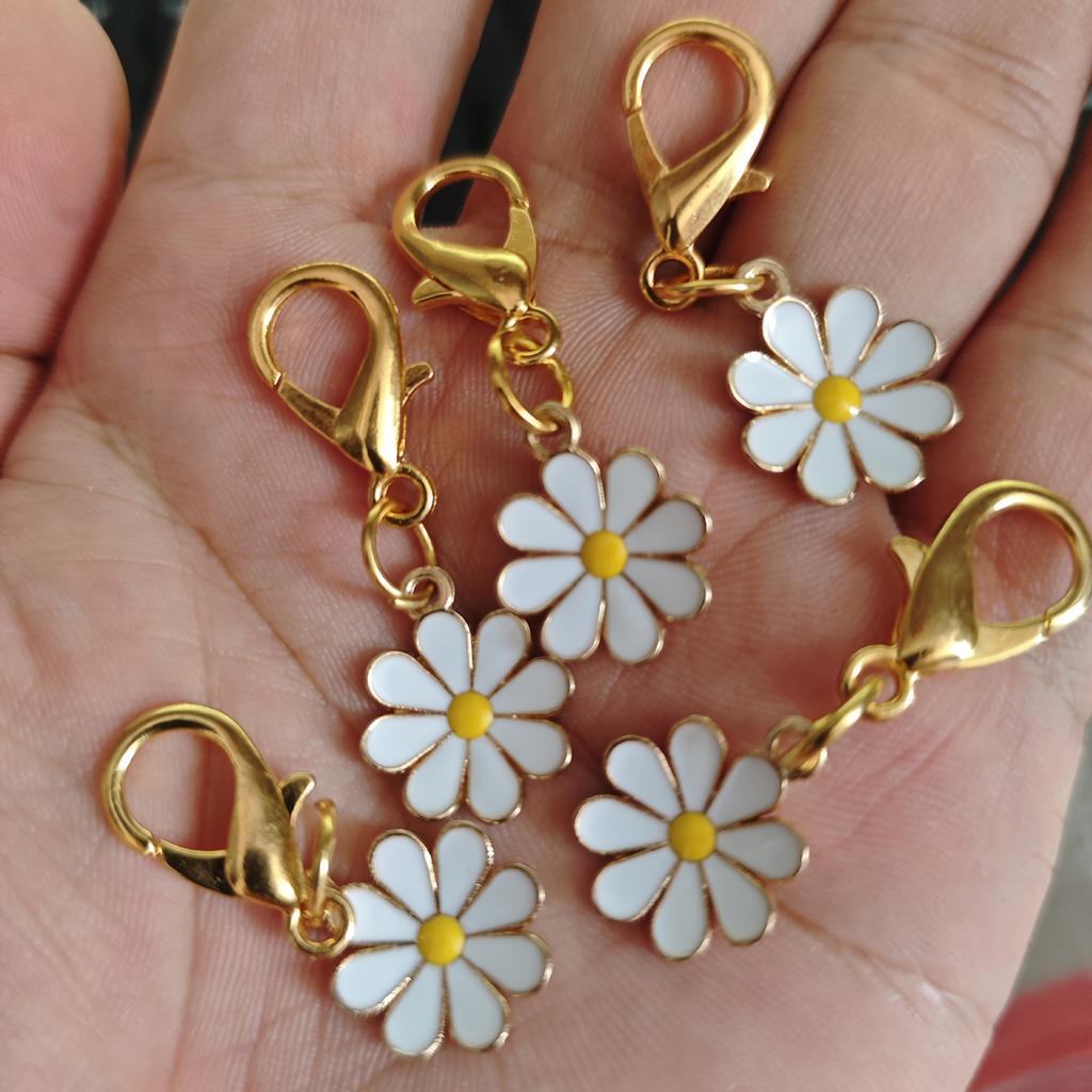 10 Pcs Oil Dripping Daisy Flower Pendant Colorful Floral Bag and Keychain Accessories Couple Family Keychain Pendant