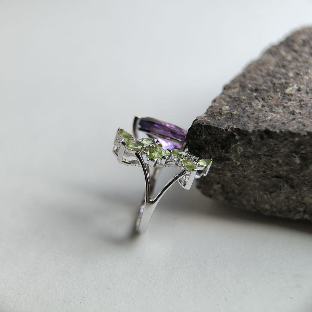 Серебряное кольцо с натуральным аметистом, хризолітом, вес изделия 4,18 гр (2183358)
