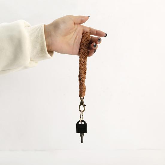 Красивый браслет-брелок ручной работы с нежным орнаментом