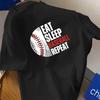 Графическая футболка Eat Sleep Baseball Repeat, Мягкая Дышащая и Устойчивая к Выцветанию, Классический Крой для Повседневной Носки