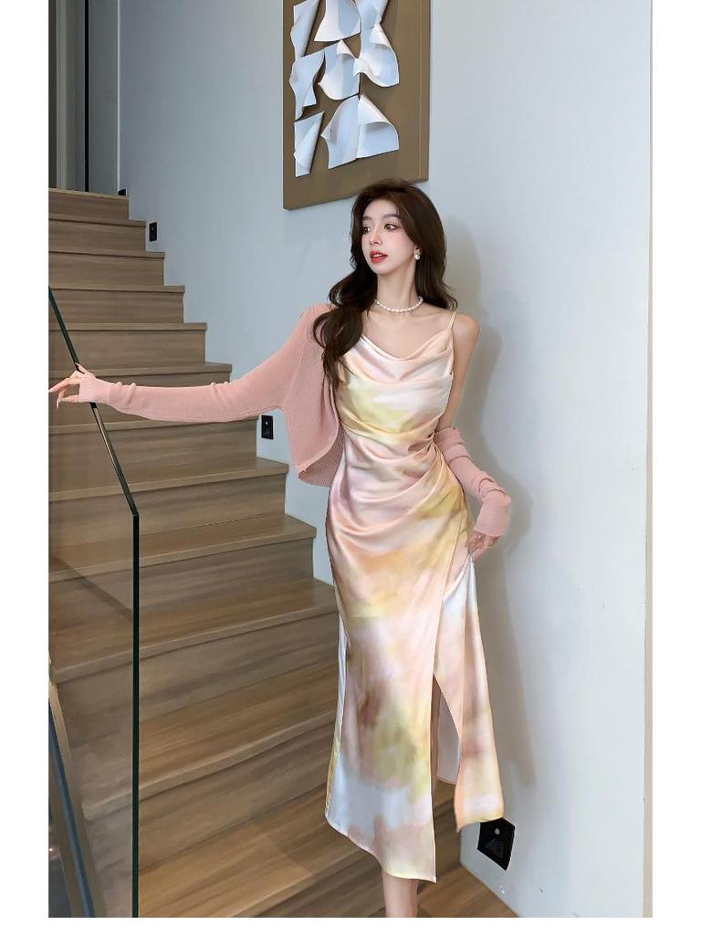 Летнее платье на бретельках-спагетти из сатина с принтом и французским вырезом-хомут в наличии