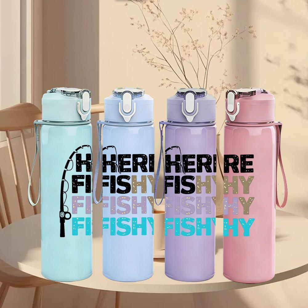1PC Here Fishy Fishy Fishing Quote Print 750ml Color Plastic Sports Water Bottle Leakproof Flip Straw Lid Suitable for Sports Office Home Use