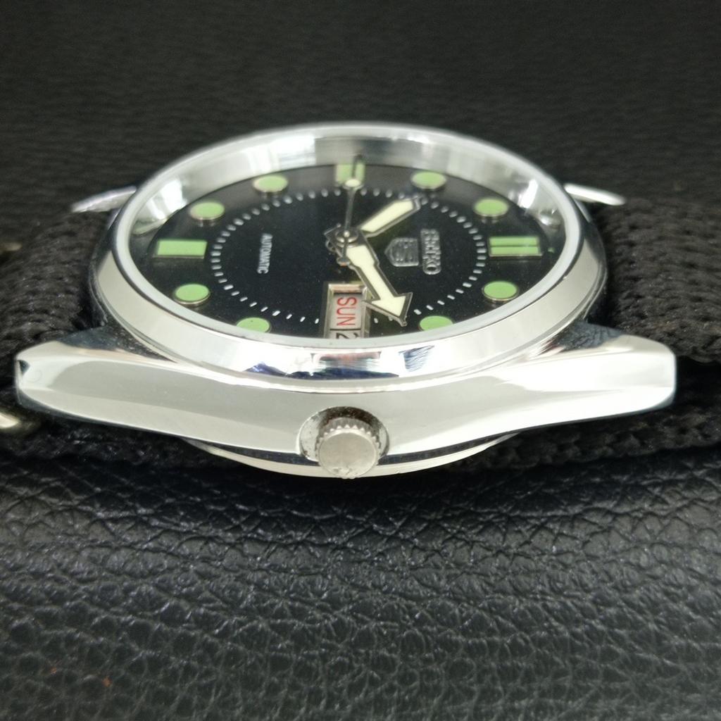 ЯПОНСКИЕ ВИНТАЖНЫЕ ОТРЕМОНТИРОВАННЫЕ АВТОМАТИЧЕСКИЕ МУЖСКИЕ ЧАСЫ SEIKO 5 С ЧЕРНЫМ ЦИФЕРБЛАТОМ a444206-1