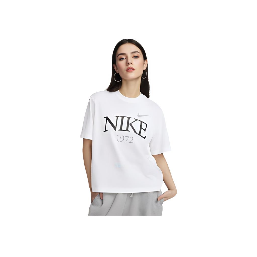 Nike Футболка женская с круглым вырезом, коротким рукавом, заниженной линией плеч, с принтом логотипа и буквами, дышащая, белая FQ6601-100